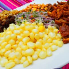 Platos tradicionales Quito | Comidas ecuatorianas | Delivery Quito | Choclo con chicharrón