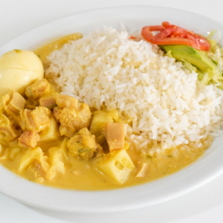 Guatita con arroz y ensalada