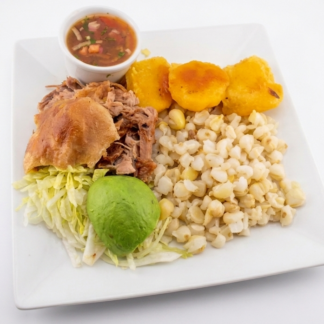 Hornado con mote, tortillas y agrio