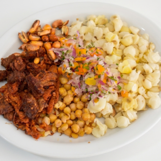 Mote con chicharron, tostado, arveja y cebollitas.