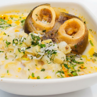 delicioso caldo de pata de res con mote y cebollas