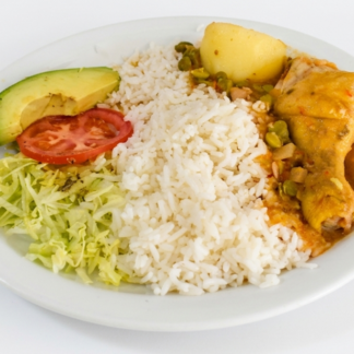 Seco de pollo con arroz y ensalada